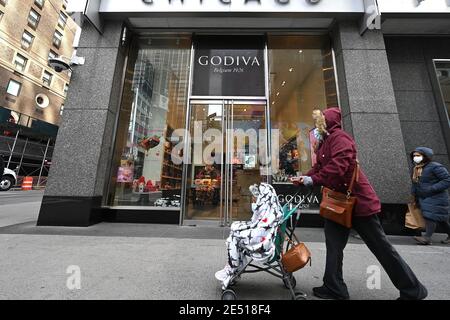 New York, USA. Januar 2021. Godiva Chocolatier gab bekannt, dass es aufgrund der wirtschaftlichen Auswirkungen der COVID-19-Pandemie alle 128 Einzelhandelsgeschäfte in Nordamerika schließen wird, New York, NY, 25. Januar 2021. Gegründet 1926 in Belgien und im Besitz des türkischen Konglomerats Yildiz Holding sagte, dass alle stationären Geschäfte, einschließlich Cafés und Boutiquen in den Vereinigten Staaten und Puerto Rico bis zum kommenden Frühjahr. (Foto von Anthony Behar/Sipa USA) Quelle: SIPA USA/Alamy Live News Stockfoto