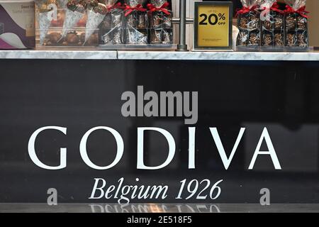 New York, USA. Januar 2021. Godiva Chocolatier gab bekannt, dass es aufgrund der wirtschaftlichen Auswirkungen der COVID-19-Pandemie alle 128 Einzelhandelsgeschäfte in Nordamerika schließen wird, New York, NY, 25. Januar 2021. Gegründet 1926 in Belgien und im Besitz des türkischen Konglomerats Yildiz Holding sagte, dass alle stationären Geschäfte, einschließlich Cafés und Boutiquen in den Vereinigten Staaten und Puerto Rico bis zum kommenden Frühjahr. (Foto von Anthony Behar/Sipa USA) Quelle: SIPA USA/Alamy Live News Stockfoto