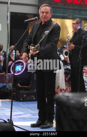 Der Musiker Neil Diamond tritt am 2. Mai 2008 bei NBC's "Today" Show Summer Concert Series auf dem Rockefeller Plaza in New York City, NY, USA auf. Foto von Gregorio Binuya/ABACAPRESS.COM Stockfoto