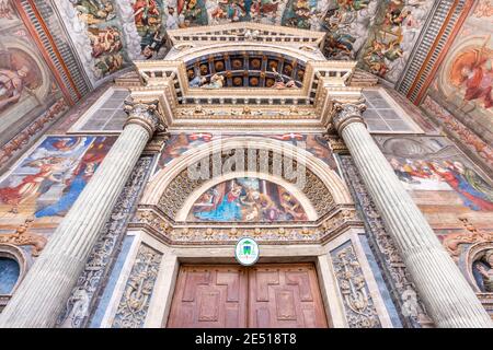 Weitwinkelansicht des bunten Freskenportals führt Zur mittelalterlichen Kathedrale von Aosta Stockfoto