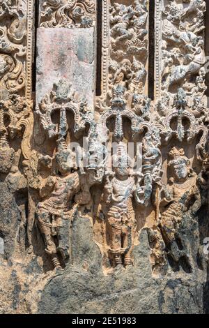 Lakkundi, Karnataka, Indien - 6. November 2013: Kasivivesvara Tempel. Beschädigte Reihe von Zwergfalakas als Sockel am unteren Rand des Eingangsrahmens. Stockfoto