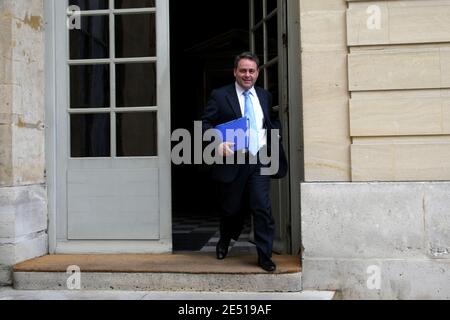 Der französische Arbeitsminister Xavier Bertrand verlässt das Hotel Matignon nach einem Treffen mit Premierminister Francois Fillon, Paris, Frankreich, am 5. Mai 2008. Foto von Mehdi Taamallah/ABACAPRESS.COM Stockfoto