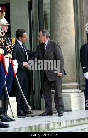Der französische Präsident Nicolas Sarkozy spricht mit dem ehemaligen sozialistischen Premierminister Michel Rocard nach einem Treffen im Elysee-Palast, um am 5. Mai 2008 an einem Treffen mit dem französischen Präsidenten Nicolas Sarkozy in Paris teilzunehmen. Foto von Mousse/ABACAPRESS.COM Stockfoto