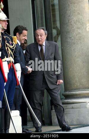 Der französische Präsident Nicolas Sarkozy spricht mit dem ehemaligen sozialistischen Premierminister Michel Rocard nach einem Treffen im Elysee-Palast, um am 5. Mai 2008 an einem Treffen mit dem französischen Präsidenten Nicolas Sarkozy in Paris teilzunehmen. Foto von Mousse/ABACAPRESS.COM Stockfoto