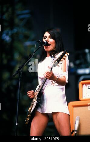 DIE US-Sängerin Polly Jean Harvey (alias PJ Harvey) spielt live auf der Bühne während der 1. Ausgabe des "Rock en seine" Musikfestivals, in Saint-Cloud bei Paris, Frankreich, am 2003. August. Foto von DS/ABACAPRESS.COM Stockfoto