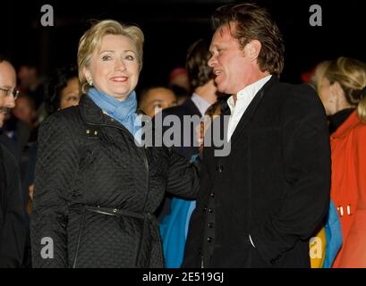 Die hoffnungsvolle New Yorker Senatorin Hillary Clinton spricht mit dem Sänger John Mellencamp bei einer Wahlkampfveranstaltung im White River State Park in Indianapolis, IN, USA am 3. Mai 2008. Foto von Joseph Foley/ABACAPRESS.COM Stockfoto