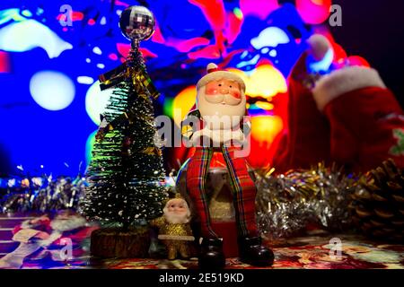 Weihnachtsmann auf einer runden Glaskugel, wartet auf das neue Jahr. Weihnachtsbaum in Miniatur. Weihnachtsschmuck Stockfoto
