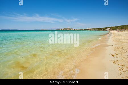 Schöne Aussicht aufs Meer von Cesme, die eine Küstenstadt und das Verwaltungszentrum des gleichnamigen Bezirks im westlichen Ende der Türkei ist, auf einem Stockfoto