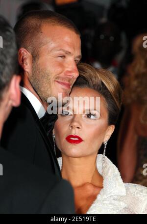 Fußballstar David Beckham (L) und Frau Victoria Beckham kommen zur Costume Institute Gala 2008 zur Feier der Ausstellung "Superhelden: Fashion and Fantasy", die am 5. Mai 2008 im Metropolitan Museum of Art in New York City, USA, stattfindet. Foto von Gregorio Binuya/ABACAPRESS.COM Stockfoto