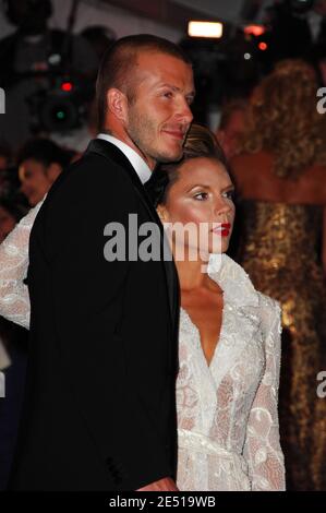 Fußballstar David Beckham (L) und Frau Victoria Beckham kommen zur Costume Institute Gala 2008 zur Feier der Ausstellung "Superhelden: Fashion and Fantasy", die am 5. Mai 2008 im Metropolitan Museum of Art in New York City, USA, stattfindet. Foto von Gregorio Binuya/ABACAPRESS.COM Stockfoto