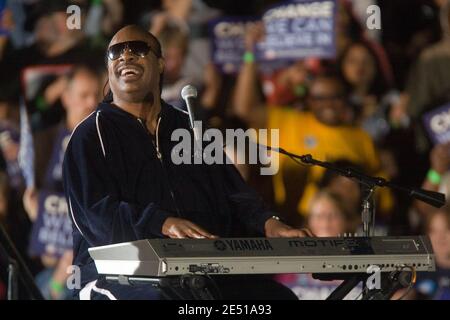 Stevie Wonder unterstützt Barack Obama bei einem Wahlstopp der demokratischen Präsidentschaftskandidatur, der am 5. Mai 2008 in der American Legion Mall in Indianapolis, IN den USA, stattfand. Foto von Joseph Foley/ABACAPRESS.COM Stockfoto