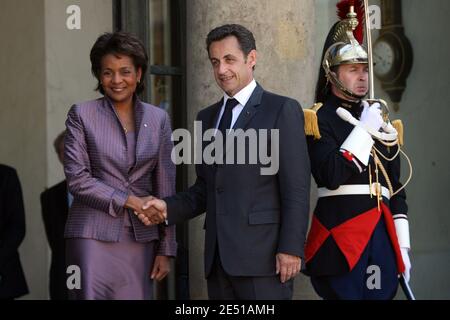 Der französische Präsident Nicolas Sarkozy begrüßt am 6. Mai 2008 den kanadischen Generalgouverneur Michaelle Jean im Elysee-Palast in Paris. Foto von Mehdi Taamallah/ABACAPRESS.COM Stockfoto