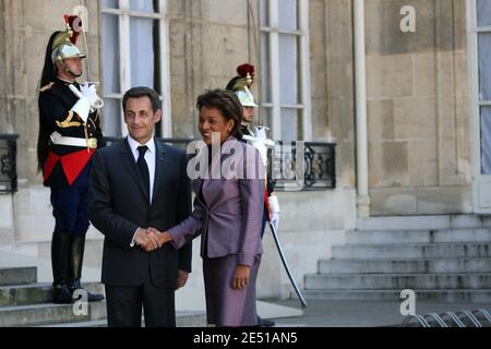 Der französische Präsident Nicolas Sarkozy begrüßt am 6. Mai 2008 den kanadischen Generalgouverneur Michaelle Jean im Elysee-Palast in Paris. Foto von Mehdi Taamallah/ABACAPRESS.COM Stockfoto