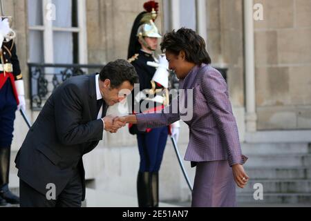 Der französische Präsident Nicolas Sarkozy begrüßt am 6. Mai 2008 den kanadischen Generalgouverneur Michaelle Jean im Elysee-Palast in Paris. Foto von Mehdi Taamallah/ABACAPRESS.COM Stockfoto