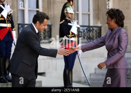 Der französische Präsident Nicolas Sarkozy begrüßt am 6. Mai 2008 den kanadischen Generalgouverneur Michaelle Jean im Elysee-Palast in Paris. Foto von Mehdi Taamallah/ABACAPRESS.COM Stockfoto