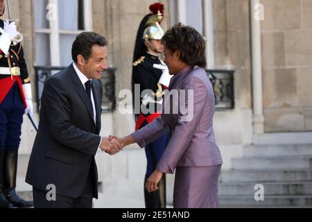 Der französische Präsident Nicolas Sarkozy begrüßt am 6. Mai 2008 den kanadischen Generalgouverneur Michaelle Jean im Elysee-Palast in Paris. Foto von Mehdi Taamallah/ABACAPRESS.COM Stockfoto