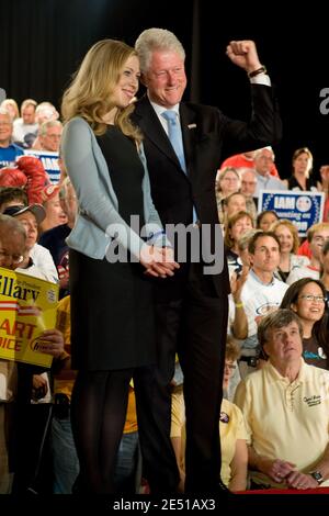 Die hoffnungsvolle New Yorker Senatorin Hillary Rodham Clinton spricht Unterstützer an, während ihre Familie am 6. Mai 2008, dem Tag der demokratischen Vorwahlen in Indiana und North Carolina, Tochter Chelsea und den ehemaligen Präsidenten Bill Clinton im Murat Center in Indianapolis, Indiana, aufwacht. Foto von Joseph Foley/ABACAPRESS.COM Stockfoto