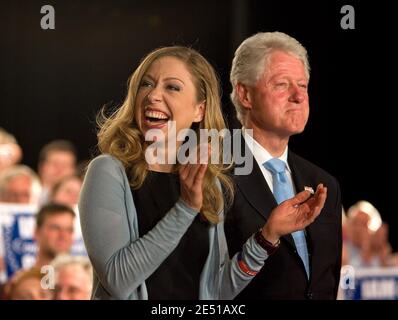 Die hoffnungsvolle New Yorker Senatorin Hillary Rodham Clinton spricht Unterstützer an, während ihre Familie am 6. Mai 2008, dem Tag der demokratischen Vorwahlen in Indiana und North Carolina, Tochter Chelsea und den ehemaligen Präsidenten Bill Clinton im Murat Center in Indianapolis, Indiana, aufwacht. Foto von Joseph Foley/ABACAPRESS.COM Stockfoto