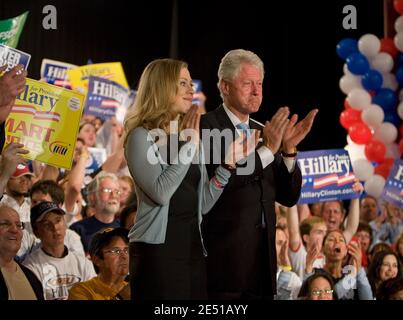 Die hoffnungsvolle New Yorker Senatorin Hillary Rodham Clinton spricht Unterstützer an, während ihre Familie am 6. Mai 2008, dem Tag der demokratischen Vorwahlen in Indiana und North Carolina, Tochter Chelsea und den ehemaligen Präsidenten Bill Clinton im Murat Center in Indianapolis, Indiana, aufwacht. Foto von Joseph Foley/ABACAPRESS.COM Stockfoto