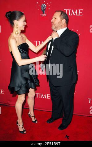 Der Filmproduzent Harvey Weinstein und die Designerin Georgina Chapman kommen zur Gala „100 Most Influential People in the World“ des Time Magazine, die am 8. Mai 2008 in der Frederick P. Rose Hall in New York City, NY, USA, stattfand. Foto von Gregorio Binuya/ABACAUSA.COM Stockfoto