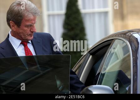 Der französische Außenminister Bernard Kouchner verlässt am 9. Mai 2008 den Elysée-Palast in Paris. Foto von Mehdi Taamallah/ABACAPRESS.COM Stockfoto