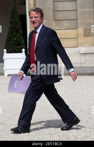 Der französische Außenminister Bernard Kouchner kommt am 9. Mai 2008 im Elysee-Palast in Paris an. Foto von Mehdi Taamallah/ABACAPRESS.COM Stockfoto