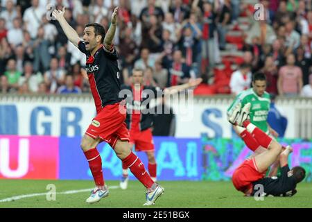 PSG-Kapitän Pedro Miguel Pauleta feiert am 10. Mai 2008 beim Schlusspfiff des französischen Fußballspiels der Ersten Liga, Paris Saint-Germain gegen Saint-Etienne im Stadion Parc des Princes in Paris, Frankreich. Das Spiel endete in einem Unentschieden von 1-1. Foto von Mehdi Taamallah/Cameleon/ABACAPRESS.COM Stockfoto