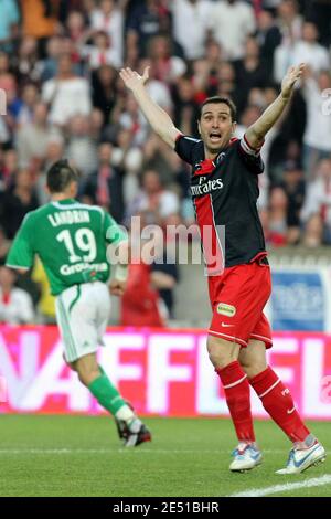 PSG-Kapitän Pedro Miguel Pauleta feiert am 10. Mai 2008 beim Schlusspfiff des französischen Fußballspiels der Ersten Liga, Paris Saint-Germain gegen Saint-Etienne im Stadion Parc des Princes in Paris, Frankreich. Das Spiel endete in einem Unentschieden von 1-1. Foto von Mehdi Taamallah/Cameleon/ABACAPRESS.COM Stockfoto