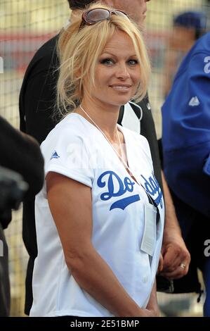 Pamela Anderson in Pre-Game-Action im Dodger Stadium während des zweiten Spiels einer drei-Spiele-Serie zwischen den Houston Astros und den Los Angeles Dodgers in Los Angeles, CA, USA am 10. Mai 2008. Foto von Josh Thompson/Cal Sport Media/ABACAPRESS.COM Stockfoto