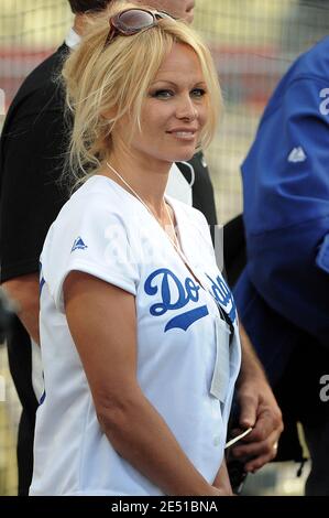 Pamela Anderson in Pre-Game-Action im Dodger Stadium während des zweiten Spiels einer drei-Spiele-Serie zwischen den Houston Astros und den Los Angeles Dodgers in Los Angeles, CA, USA am 10. Mai 2008. Foto von Josh Thompson/Cal Sport Media/ABACAPRESS.COM Stockfoto