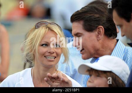 Pamela Anderson spricht mit Dodger-Legende Steve Garvey während des Vorspiels im Dodger Stadium während des zweiten Spiels einer drei-Spiel-Serie zwischen den Houston Astros und den Los Angeles Dodgers in Los Angeles, CA, USA am 10. Mai 2008. Foto von Josh Thompson/Cal Sport Media/ABACAPRESS.COM Stockfoto