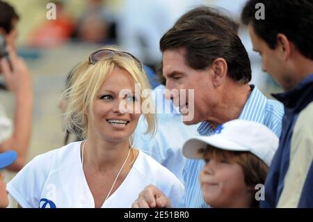 Pamela Anderson spricht mit Dodger-Legende Steve Garvey während des Vorspiels im Dodger Stadium während des zweiten Spiels einer drei-Spiel-Serie zwischen den Houston Astros und den Los Angeles Dodgers in Los Angeles, CA, USA am 10. Mai 2008. Foto von Josh Thompson/Cal Sport Media/ABACAPRESS.COM Stockfoto