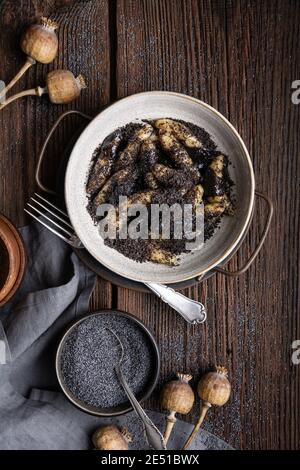 Klassisches slowakisches Essen namens Sulance, Süßkartoffelknödel mit Mohn in einer Schüssel Stockfoto