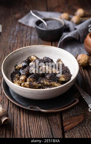 Klassisches slowakisches Essen namens Sulance, Süßkartoffelknödel mit Mohn in einer Schüssel Stockfoto