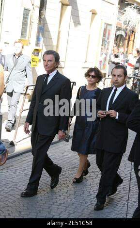 Jack lang und seine Frau Monique kommen am 13. Mai 2008 zu einem Gottesdienst zur Hommage an TV-Moderator Pascal Sevran in der Kirche St. Louis en l'Ile in Paris, Frankreich. Sevran starb am vergangenen Freitag im Alter von 62 Jahren. Foto von Guignebourg-Taamallah/ABACAPRESS.COM Stockfoto