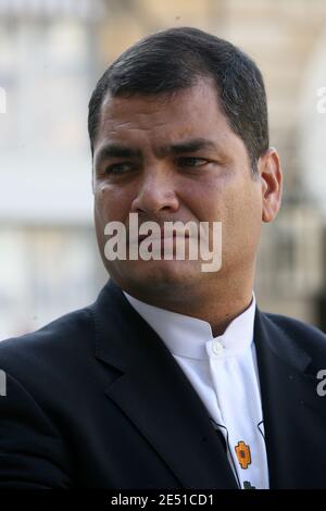 Ecuadors Präsident Rafael Correa nach seinem Treffen mit dem französischen Präsidenten am 13. Mai 2008 im Elysée-Palast in Paris. Nicolas Sarkozy trifft sich mit Rafael Correa über die Bemühungen, Geiseln in Kolumbien zu befreien. Foto von Mehdi Taamallah/ABABACAPRESS.COM Stockfoto