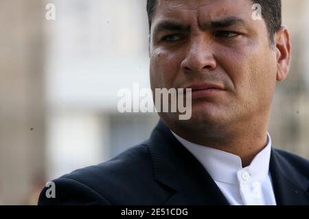 Ecuadors Präsident Rafael Correa nach seinem Treffen mit dem französischen Präsidenten am 13. Mai 2008 im Elysée-Palast in Paris. Nicolas Sarkozy trifft sich mit Rafael Correa über die Bemühungen, Geiseln in Kolumbien zu befreien. Foto von Mehdi Taamallah/ABABACAPRESS.COM Stockfoto