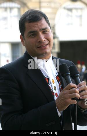 Ecuadors Präsident Rafael Correa spricht mit der Presse nach seinem Treffen mit dem französischen Präsidenten im Elysee-Palast in Paris, Frankreich am 13. Mai 2008. Nicolas Sarkozy trifft sich mit Rafael Correa über die Bemühungen, Geiseln in Kolumbien zu befreien. Foto von Mehdi Taamallah/ABABACAPRESS.COM Stockfoto