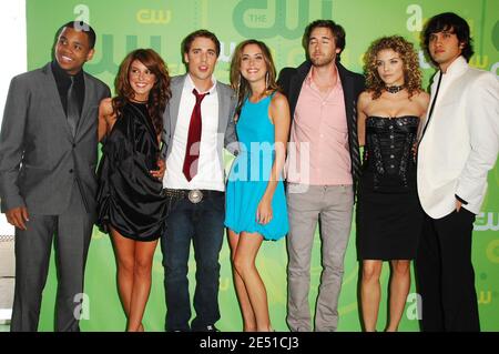 Tristan Wilds, Shenae Grimes, Dustin Milligan, Jessica Stroup, Ryan Eggold, AnnaLynne McCord und Michael Stegar kommen am 13. Mai 2008 im Rahmen der Vorwoche in New York City, NY, USA, für die Upfronts des CW Networks im Lincoln Center an. Foto von Gregorio Binuya/ABACAPRESS.COMJessica Stroup Stockfoto