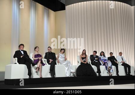 Jury-Präsident Sean Penn und die Jurymitglieder bei der 61. Eröffnungsfeier des Filmfestivals in Cannes im Palais des Festivals in Cannes, Frankreich, 14. Mai 2008. Foto von Hahn-Nebinger-Orban/ABACAPRESS.COM Stockfoto