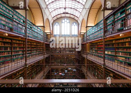 Symmetrische Weitwinkelansicht der Hauptbibliothek des Rijksmuseum in Amsterdam Stockfoto