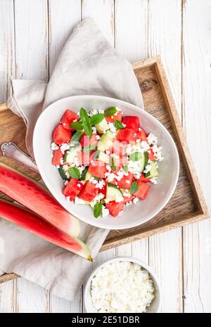 Sommer mediterraner Wassermelonensalat mit Feta-Käse, Gurke und Minzblättern Stockfoto
