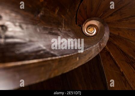 Nahaufnahme des Treppenhauses einer alten Holzspirale Treppe Stockfoto