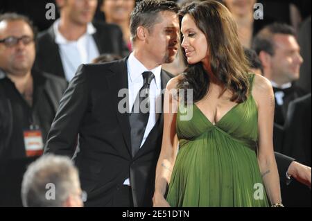 Brad Pitt und die schwangere Angelina Jolie verlassen den Palais des Festivals in Cannes, Frankreich, 15. Mai 2008, nach der Vorführung von Mark Osbornes Kung Fu Panda, die bei den 61. Filmfestspielen in Cannes außer Konkurrenz gestellt wurde. Foto von Hahn-Nebinger-Orban/ABACAPRESS.COM Stockfoto