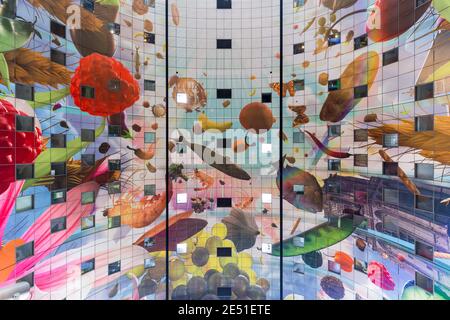 Symmetrische Nahaufnahme des farbenfrohen Gewölbes der Markthal in Rotterdam, mit Tulpenblüten Stockfoto