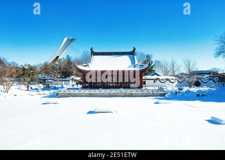 24. Januar 2021 - Montreal Botanical Garden, Quebec, Kanada - Chinesischer Garten im Winter mit Schnee Stockfoto