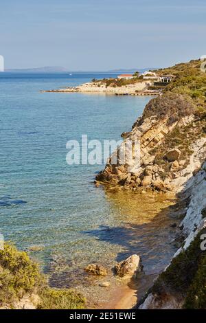 Schöne Aussicht aufs Meer von Cesme, die eine Küstenstadt und das Verwaltungszentrum des gleichnamigen Bezirks im westlichen Ende der Türkei ist, auf einem Stockfoto