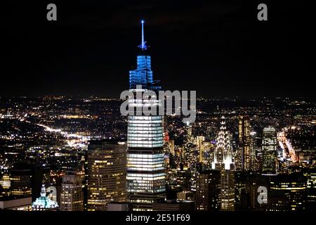 Malerische Aussicht auf Manhattan Midtown Wolkenkratzer blau beleuchtet in der Nacht Von oben Stockfoto