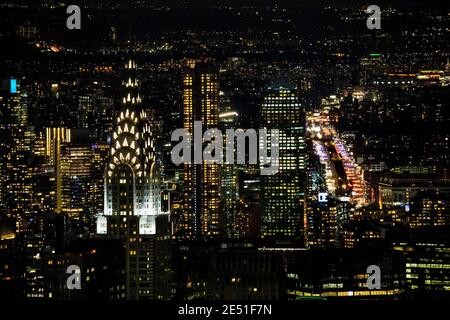 Malerische Aussicht auf das chrysler-Gebäude von Manhattan und die Wolkenkratzer bei Nacht Von oben Stockfoto