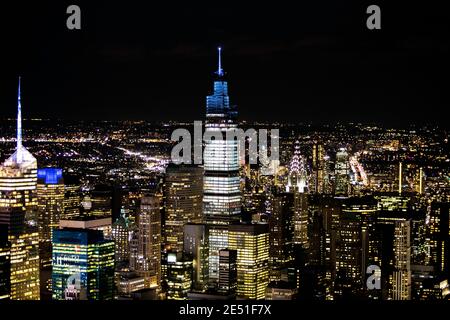 Malerische Aussicht auf Manhattan Midtown Wolkenkratzer blau beleuchtet in der Nacht Von oben Stockfoto